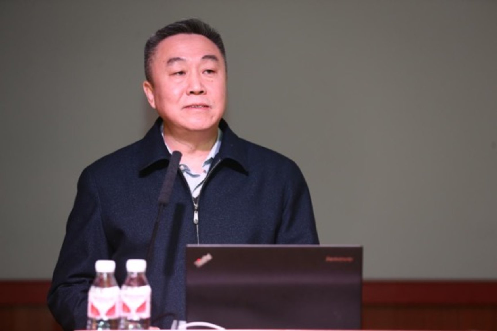 图2 足球欧洲杯
党委副书记李晓兵在会上致辞  陶志颖摄 图2 足球欧洲杯
党委副书记李晓兵在会上致辞  陶志颖摄
